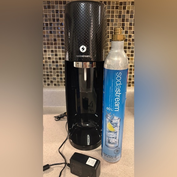 SodaStream One Touch Electric Sparkling Water Maker Bundle (Black) with CO2 - Picture 3 of 8
